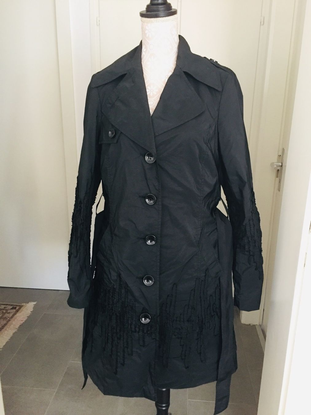 Cappotti: Tuzzi - trench-coat - noir - 36 – Usato da Sion venduto da accroshoes 6