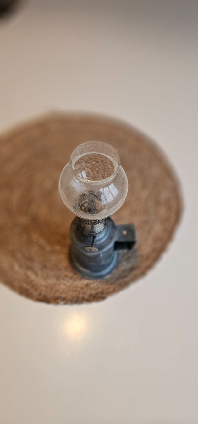 Lampade: Antike Petroleumlampe Metall mit Glaskolben – Usato da Seengen venduto da artemik 1