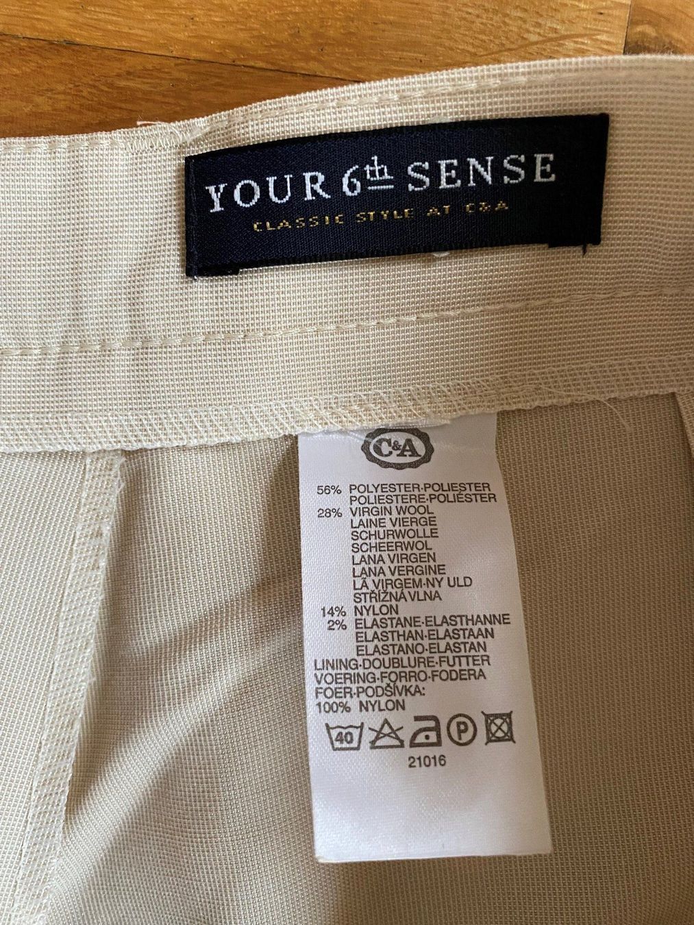 Pantaloni: Damen Hose Gr.40-42 Cremefarben – Usato da Kastanienbaum venduto da Muenchnerkindl1 2
