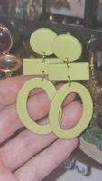 Boucles d'oreilles pendantes forme géométrique verte pâle