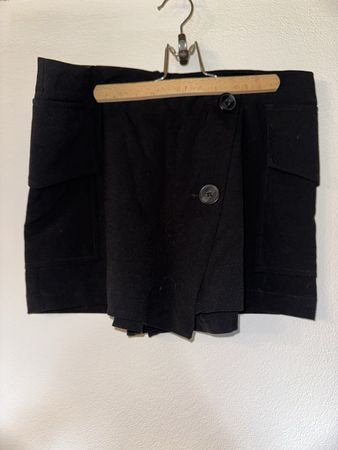 Schwarzer Cargo-Skort
