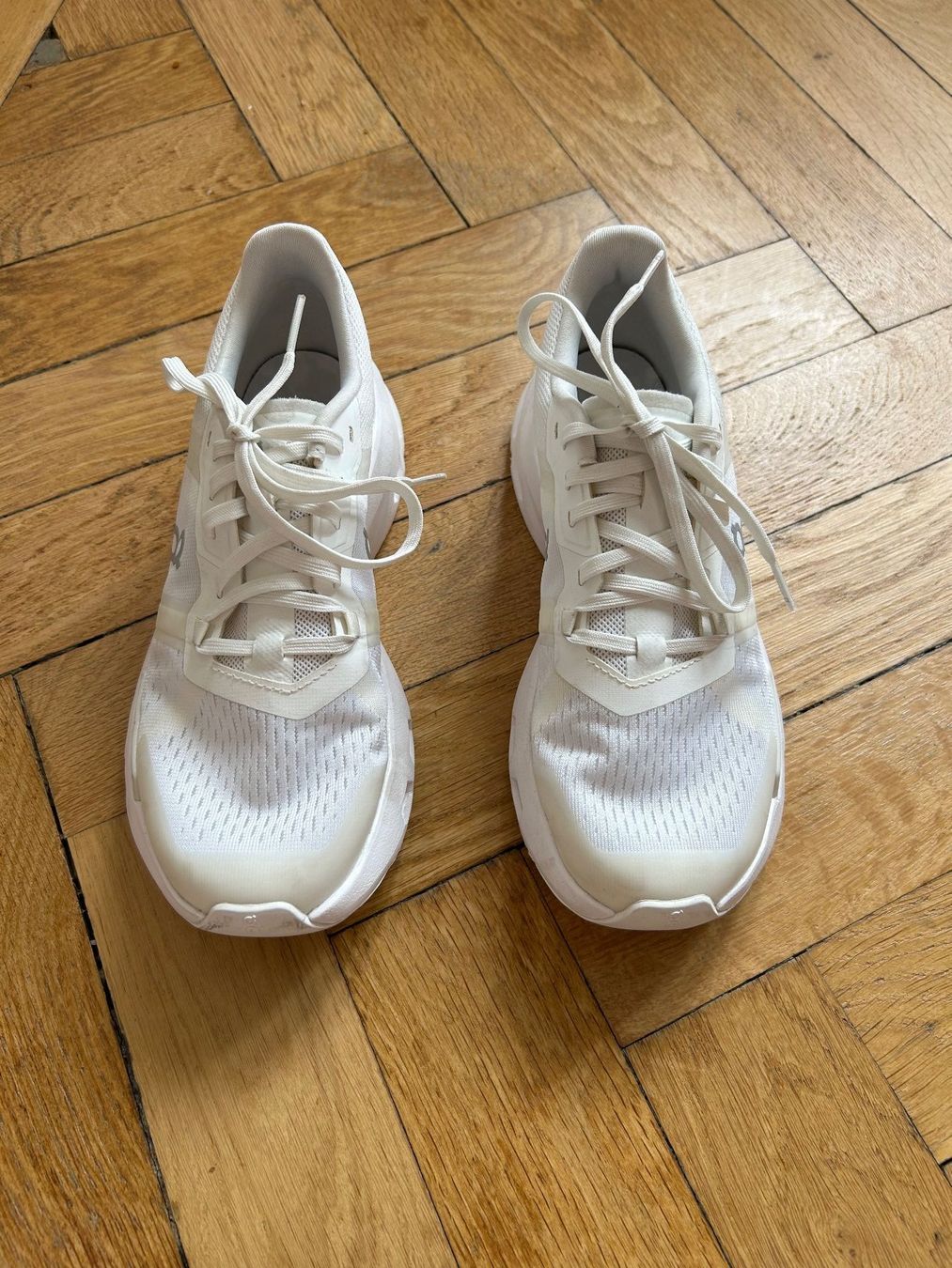 On Chaussures femmes: On white sneakers – D'occasion à Zürich par EllaPota
