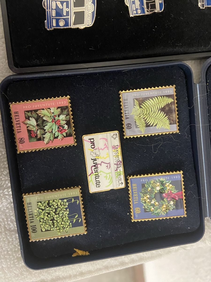 Plaketten & Abzeichen: Pro Juventute Briefmarken Pins -Vbz,Post Auto usw.Pins – Gebraucht aus Dietikon von brocki-eyra 1