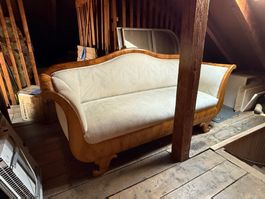 Altes Sofa im Biedermeier-Stil