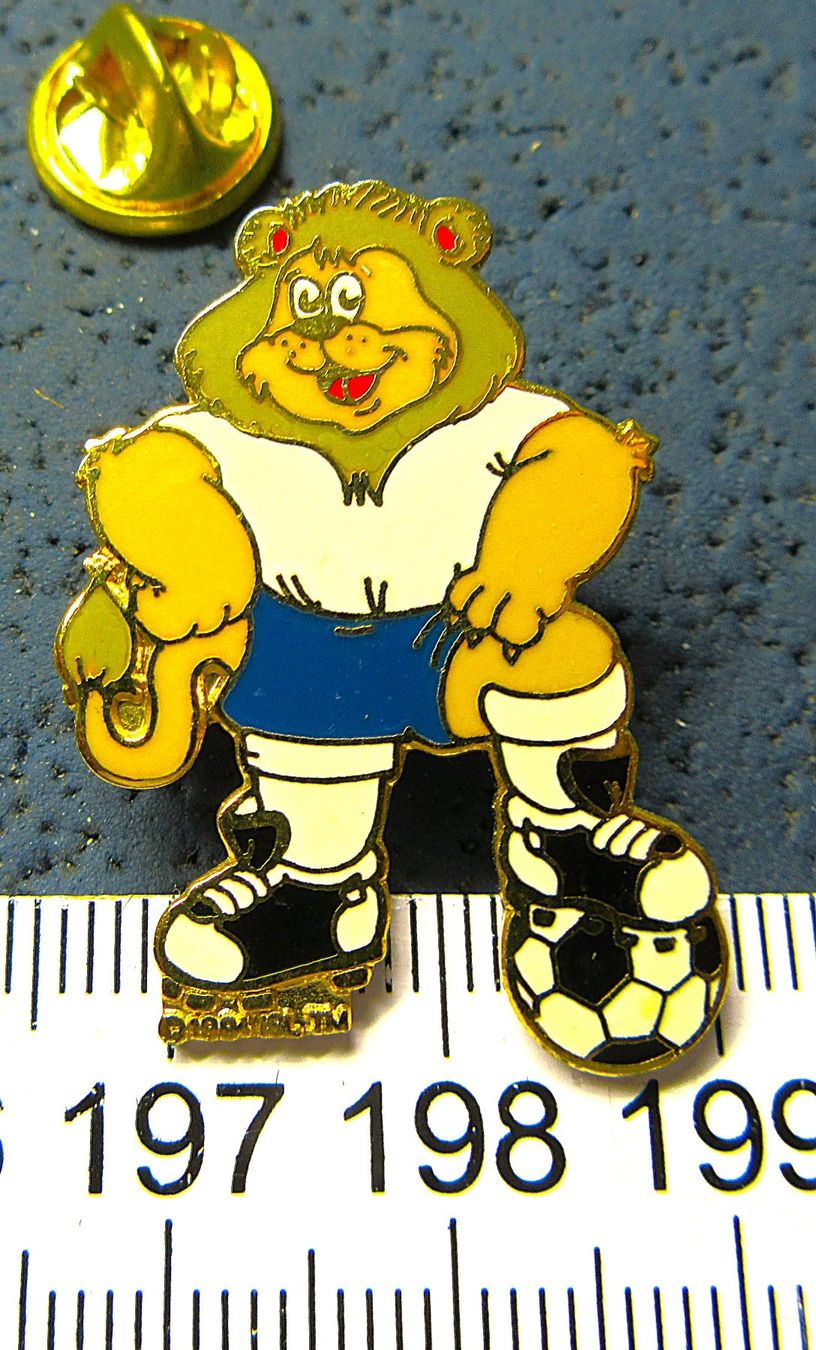 UEFA Placchette & Badge: FUSSBALL UEFA EM PIN – Usato da Ettingen venduto da Hausi4711