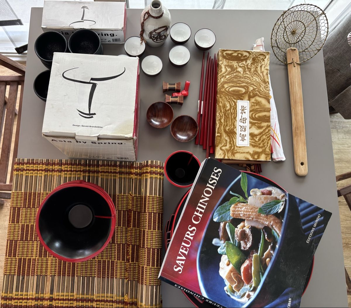 Set di piatti: Service Asiatique Spring vaisselle faite main – Nuovo e nell'imballaggio originale da Villeneuve VD venduto da Alakazam