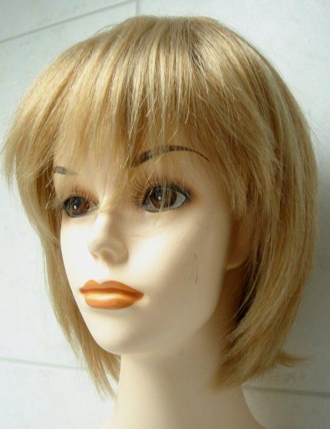 Perücken: Charmante kurze blonde Perücke – Neu und originalverpackt aus Stans von Riesta 1