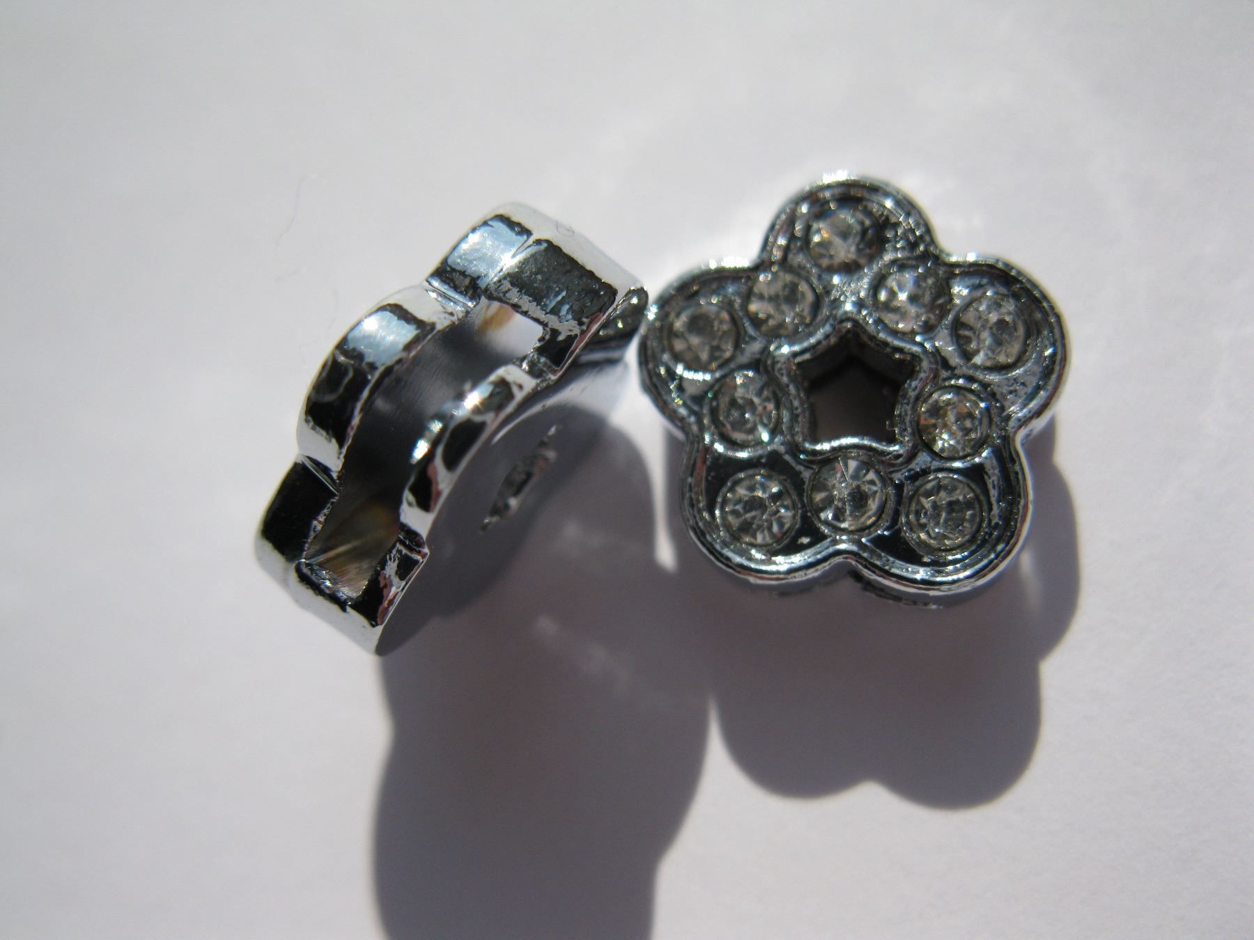 Perle (finte): 2 Schiebeperlen mit Strass, Blume, 12mm – Nuovo e nell'imballaggio originale da St. Margarethen TG venduto da LuanaKa 1