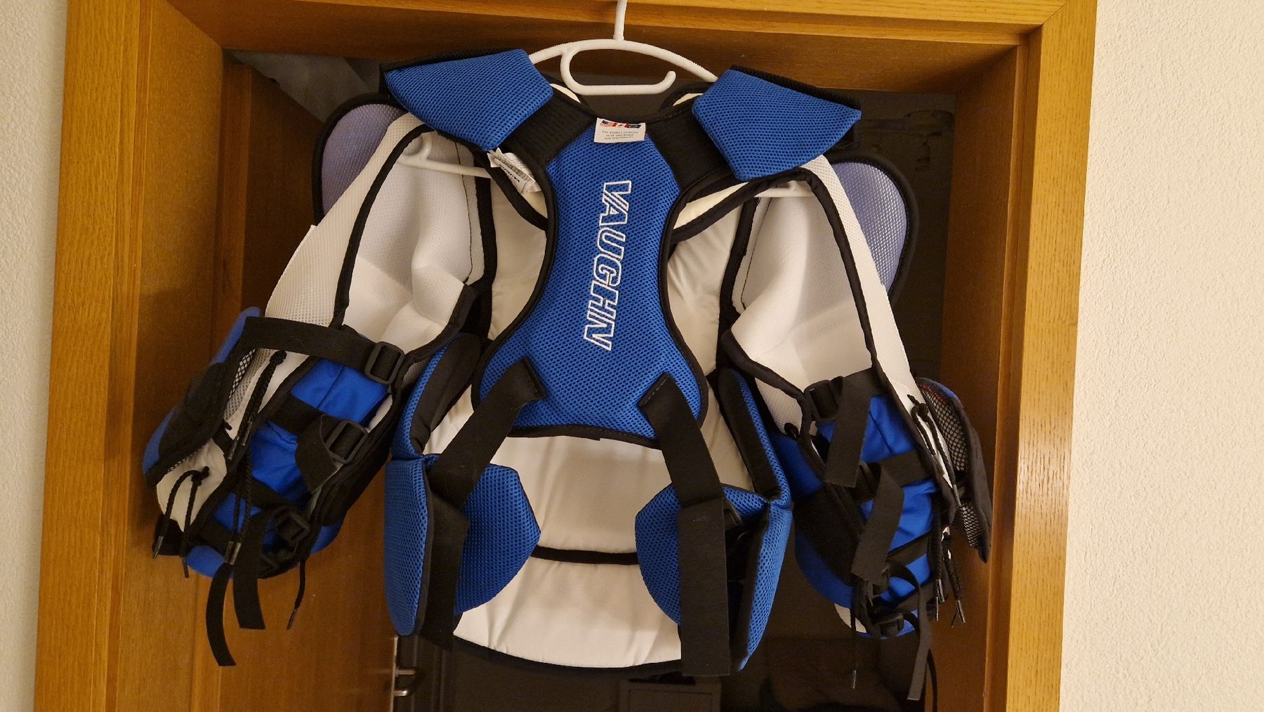 Scarpe, pantaloni & magliette da ginnastica: Goalie Brustpanzer Eishockey Vaughn V7 NEU – Nuovo e nell'imballaggio originale da Laupen BE venduto da Vogilny24 1