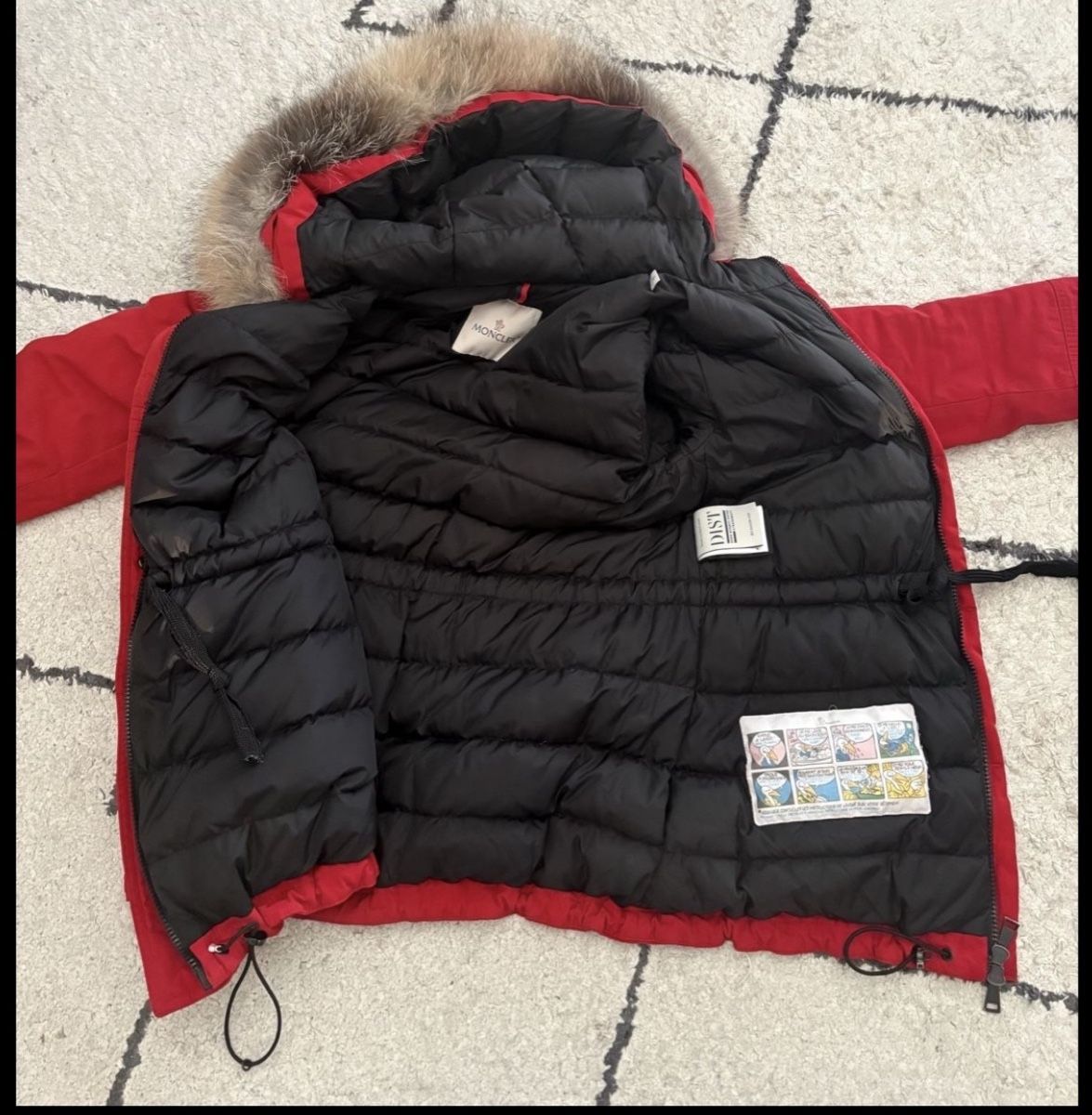Moncler Jacken: Moncler Red Winterjacke mit Pelzkappe, Größe 1 – Gebraucht aus Zollikerberg von Chita440 2