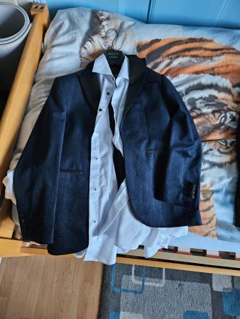 Costume noir élégant + chemise – très bon état