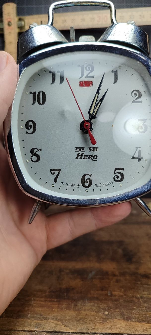 Réveils: Wunderschöner alter Wecker Nr44 Hero China – D'occasion à Gelterkinden par MYSTOREFORYOU4460 4