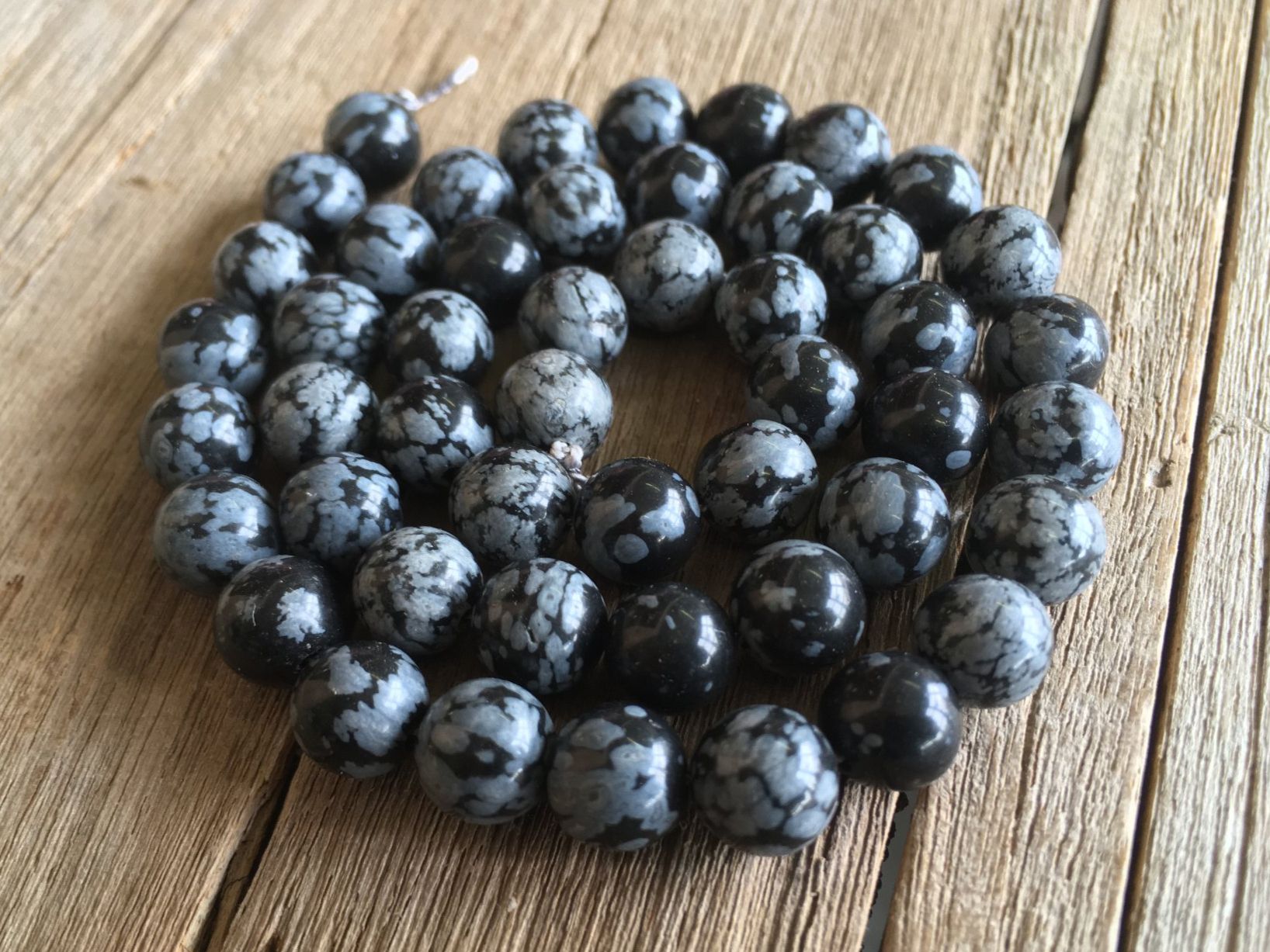 Catenine: SCHNEEFLOCKENOBSIDIAN  KUGELN 8mm LÄNGE 40cm – Nuovo e nell'imballaggio originale da Aesch ZH venduto da LiquidAktion