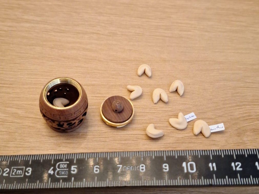 Puppenhäuser & -möbel: Handmade Glückskekse mit Holzdose – Neu (gemäss Beschreibung) aus Zürich von HandmadeTinyFood 1