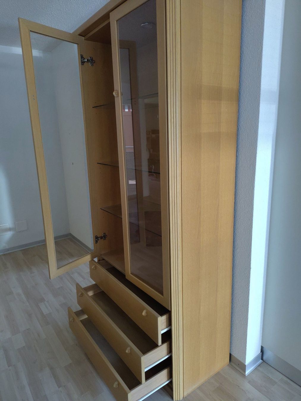 Armadi: Vitrinen-Schrank mit 3 Schubladen – Usato da Liebefeld venduto da mk00q982 3