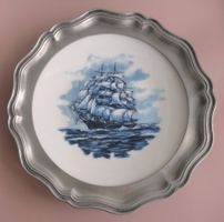 Wandteller Porzellan/Zinneinfassung/Aufdruck Segelschiff