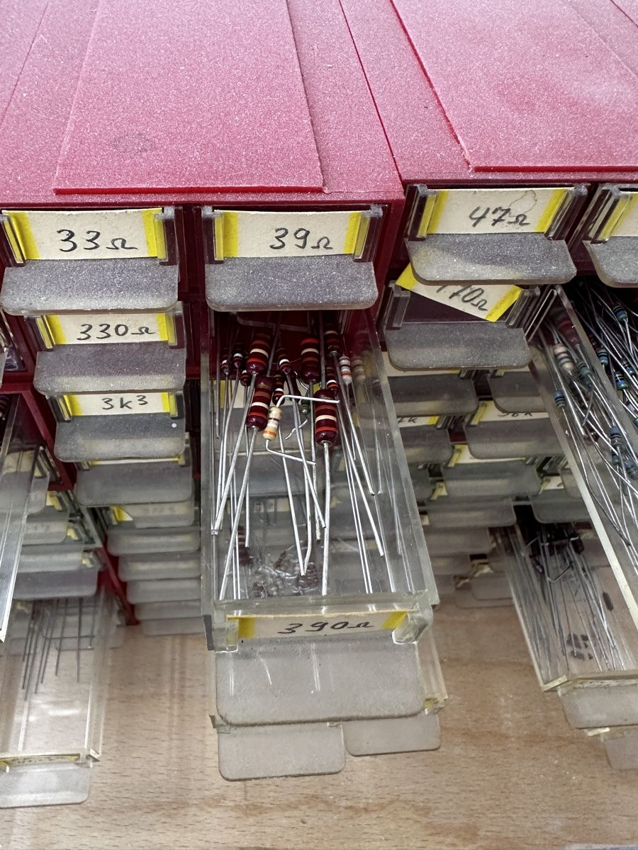 Elektronikbauteile: Grosses Widerstands-Sortiment mit Schubladenmagazin – Gebraucht aus Thun von Wenger911 4