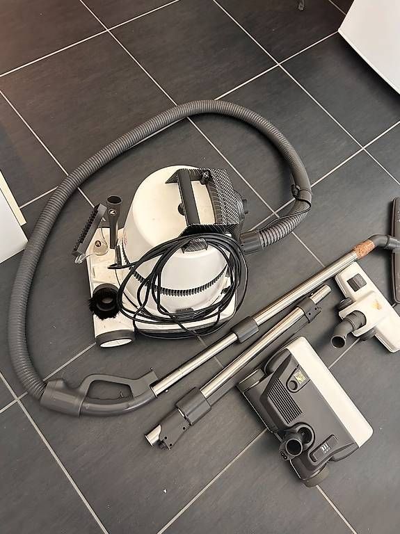 Staubsauger & Zubehör: Staubsauger mit Wasserfilter Delphin – Gebraucht aus Aarau von sibyllegraber 1