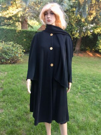 Devernois Paris cape noire élégante, avec foulard