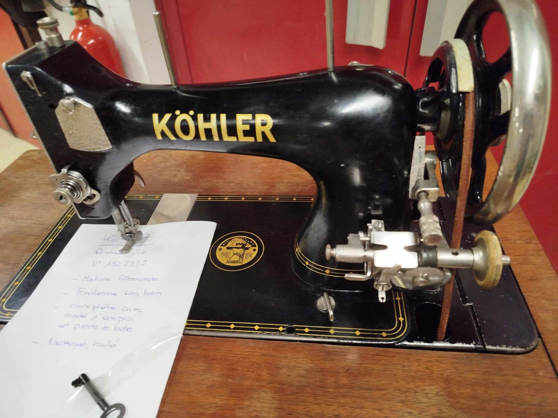 Macchine da cucire: Ancienne machine à coudre Köhler. – Usato da La Chaux-de-Fonds venduto da Emmaus2300CDF 4