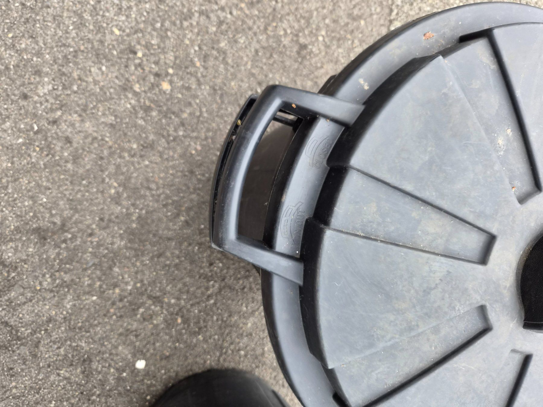 Abfalleimer: Mülltonne schwarz mit Deckel gebraucht – Gebraucht aus Zürich von Primanoctis 1