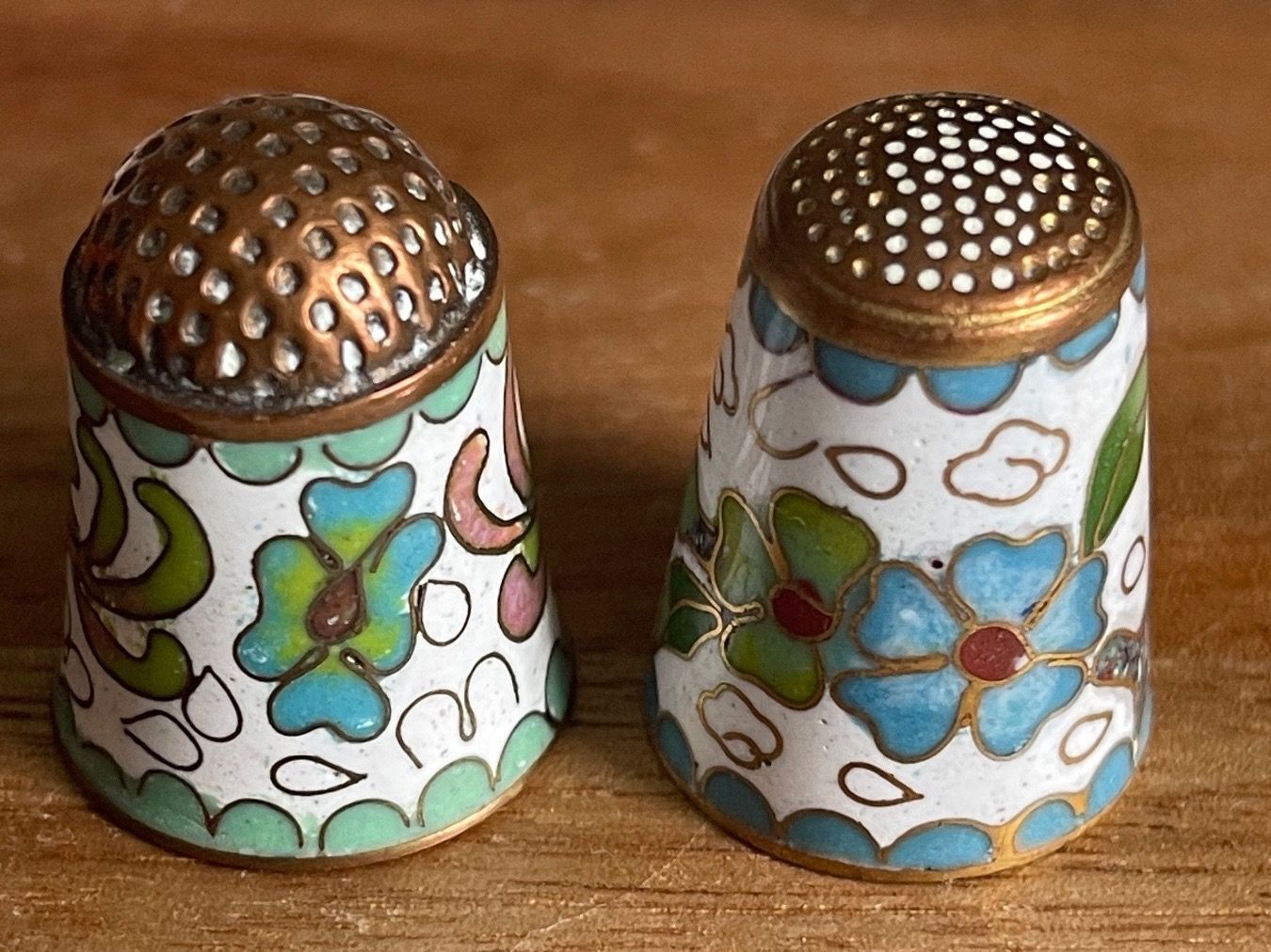 Fingerhüte: Fingerhut 2 Stück China Cloisonne Messing – Gebraucht aus Nussbaumen AG von normajeanbaker