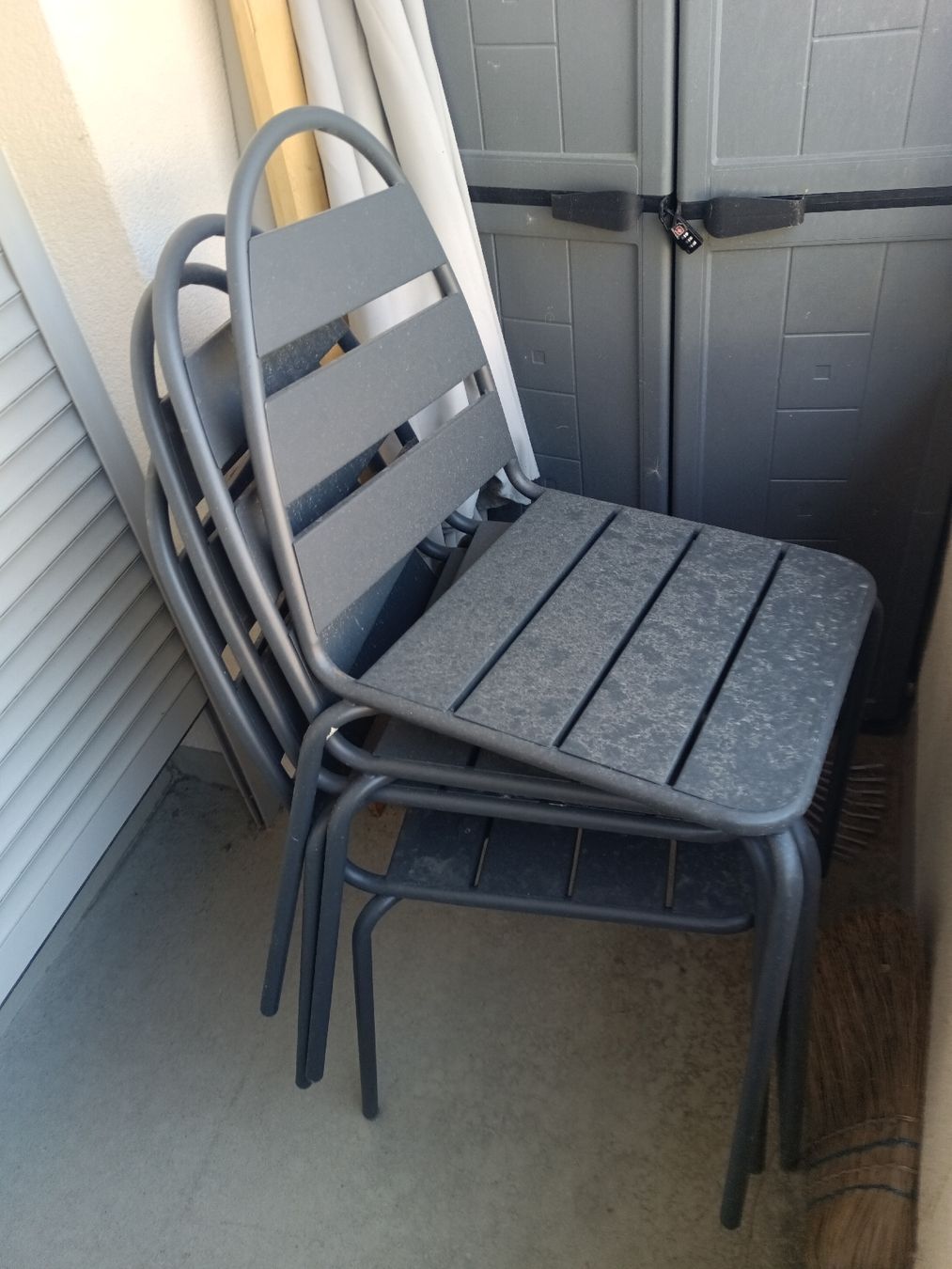 Chaises: Chaises empilables gris anthracite 4 pcs. Comme neuves – Neuf (Voir description) à Riddes par Seba36