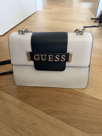 Guess Handtasche Weiss/Schwarz Goldfarbene Details Sommer