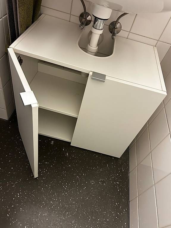 Installations & Meubles: Waschbeckenunterschrank – D'occasion à Solothurn par nic_p5qz 1