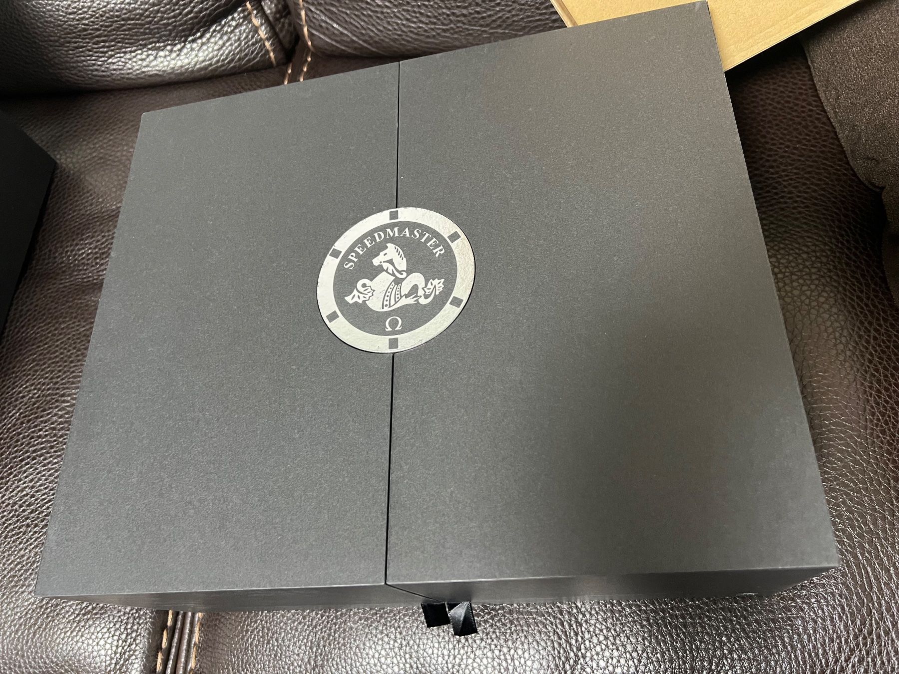 Omega Uhren: Omega Speedmaster Moonwatch Original Box – Neu und originalverpackt aus Basel von  5
