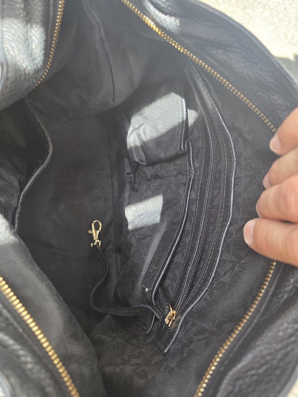 Michael Kors Borse da donna: Michael Kors Ledertasche schwarz/gold gebraucht – Usato da Kaegiswil venduto da Ruckis 9