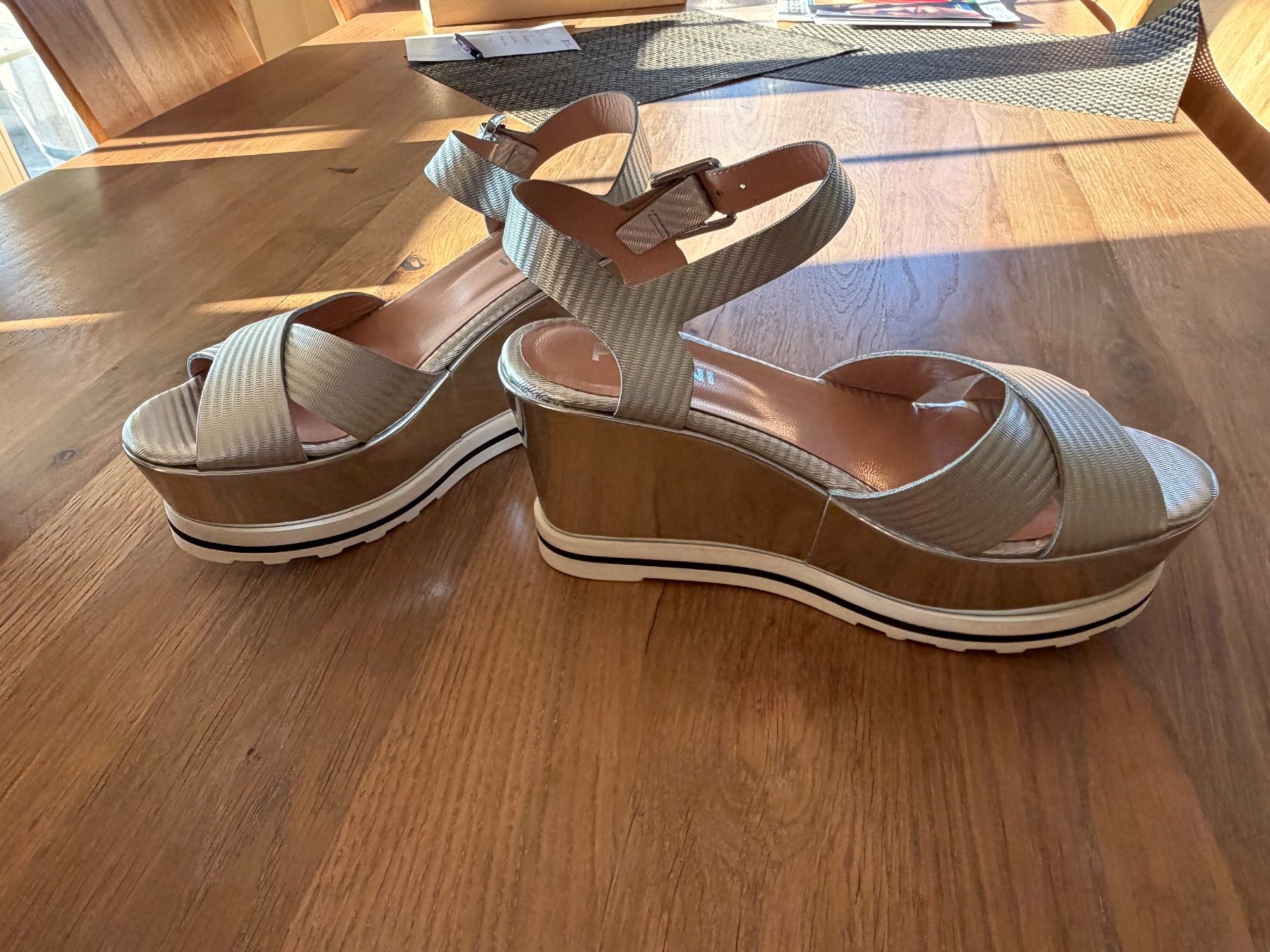 Scarpe da donna: Pollini Sandalen, Echtleder, Silber, Gr. 39 – Nuovo (secondo la descrizione) da Pfungen venduto da Nemolito