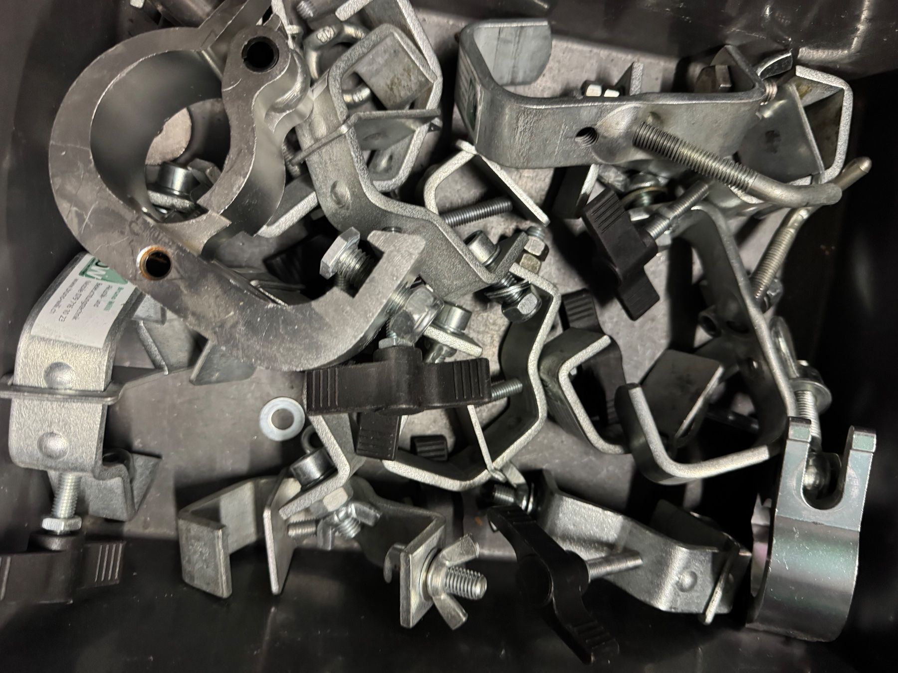Supporti a parete: Kiste Clamps und Rohrschellen – Usato da Eiken venduto da Skylight 1