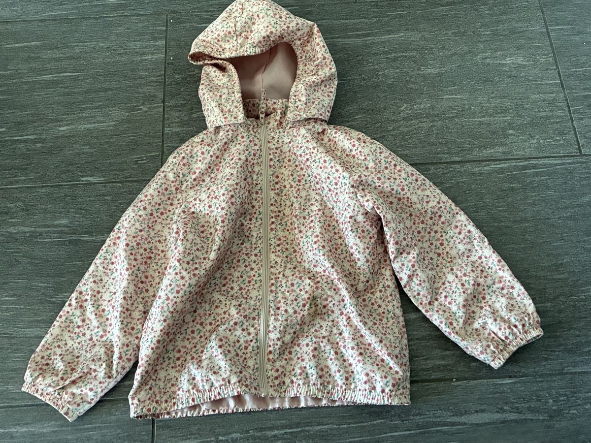 H&M Vestes & Manteaux: Regenjacke H&M Blumen Grösse 104 – D'occasion à Muhen par Sally203