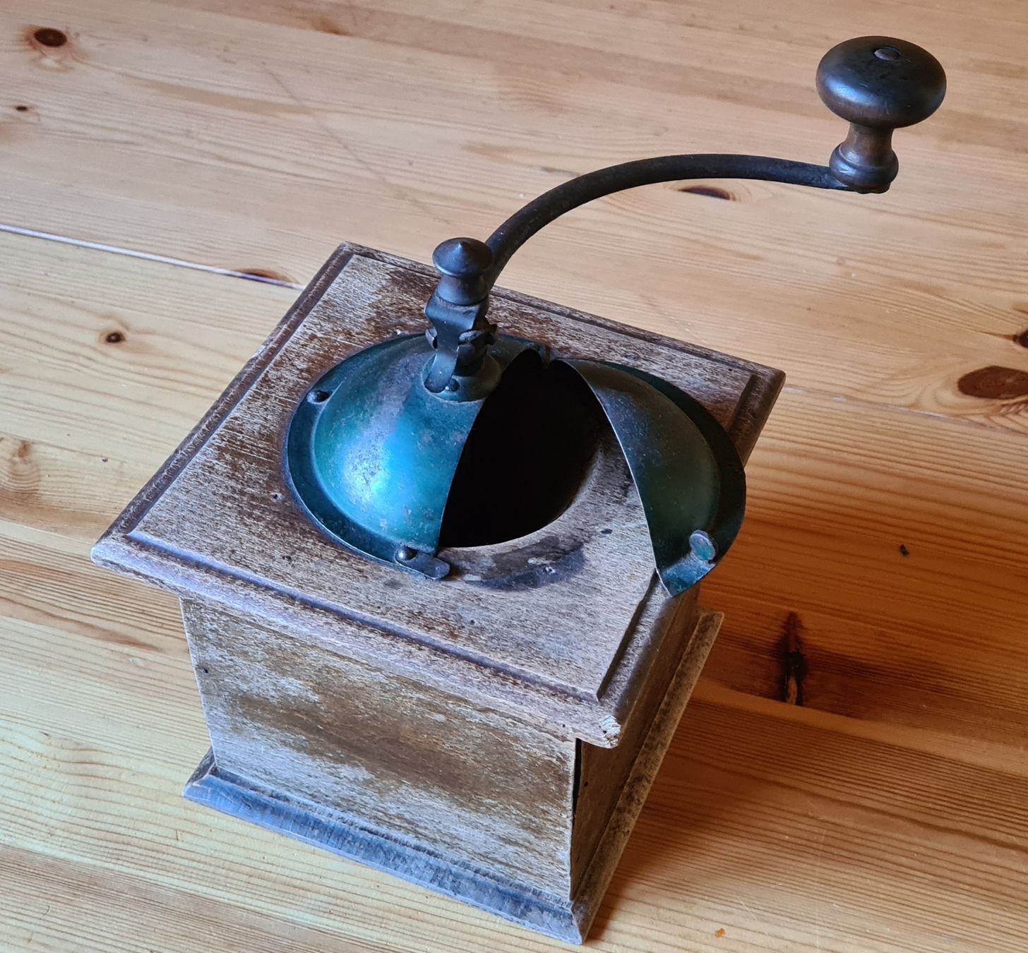 Alle Dekorationen: Antike Kaffeemühle – Gebraucht aus Davos Frauenkirch von Cluetsch 4