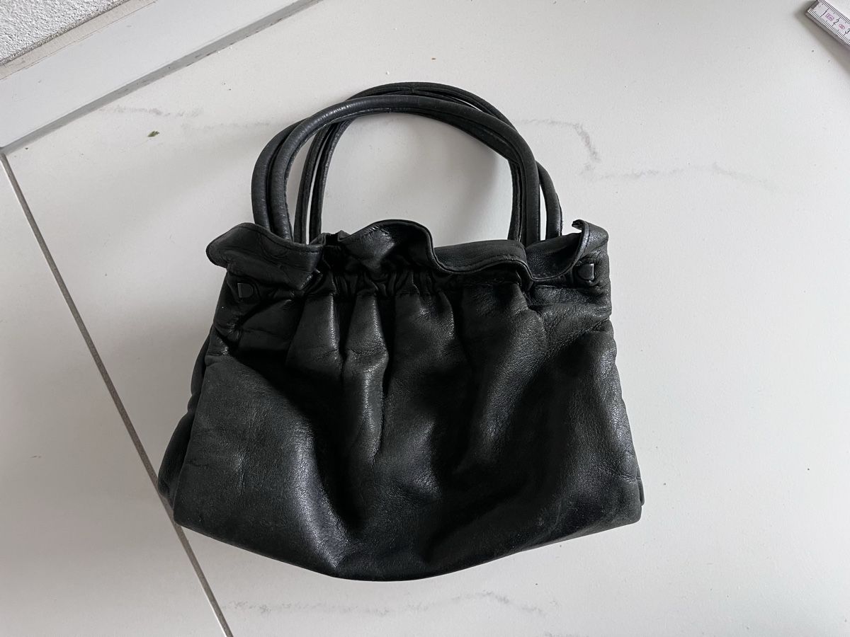 Taschen für Damen: Schwarze Lederhandtasche – Gebraucht aus Russikon von sparklingvision 4