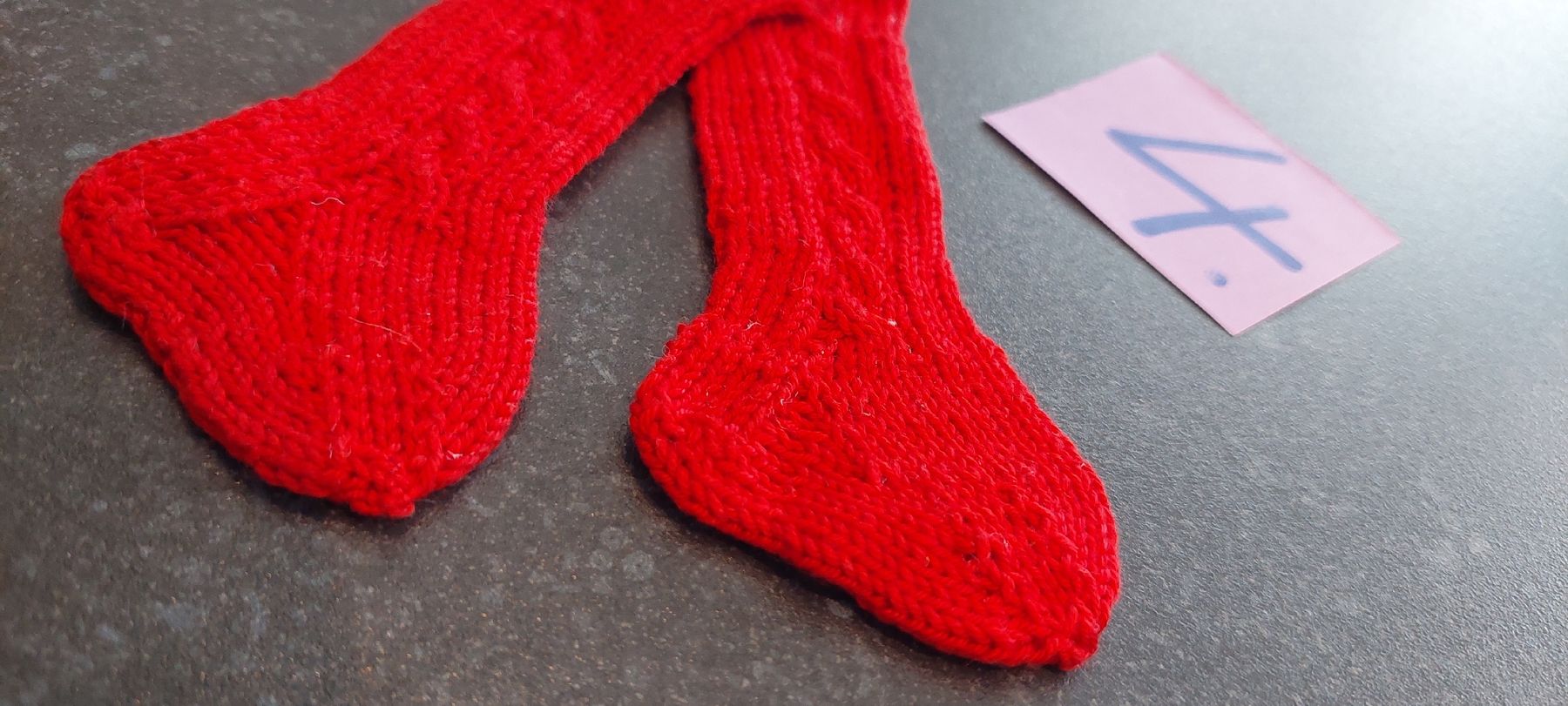 Bambole: Puppensocken dunkelrot handgestrickt neu  – Nuovo (secondo la descrizione) da Muri AG venduto da nindo1 8
