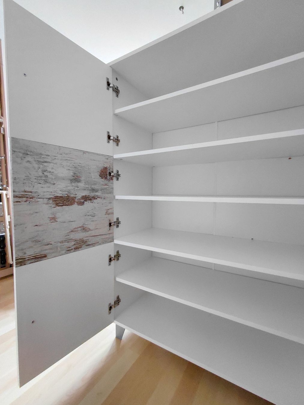 Schränke: Weißer Schrank im rustikal-schicken Stil – Gebraucht aus Turbenthal von apr_h7z2 1