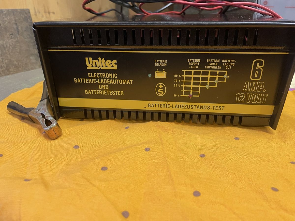 Accus & piles: Batterieladegerät und Tester Gebraucht ! – D'occasion à Gipf- Oberfrick par T30Zimm 1