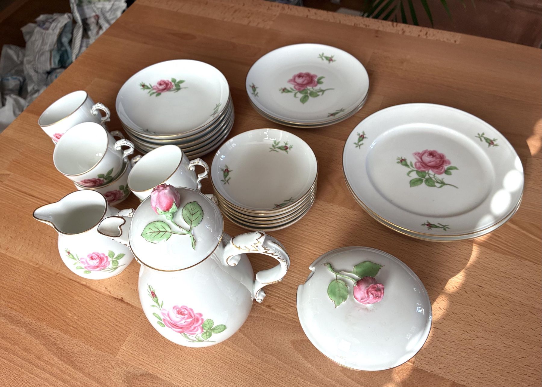 Rosenthal Geschirrsets: Grossmutters Kaffeeservice Rosenmotiv Goldrand – Gebraucht aus Oberkulm von Weberlisa 6