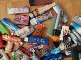 lot de briquet de cigarette usagés pour colection, expositio
