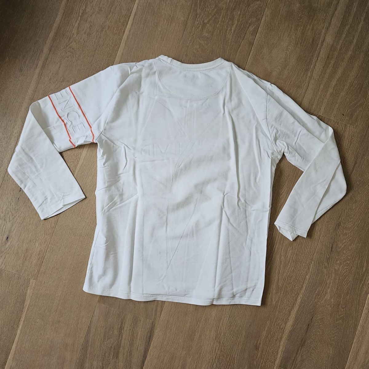 T-shirt: Long Sleeve White Top - Preloved Winter Essential! – Usato da Basel venduto da anw_kks6 1