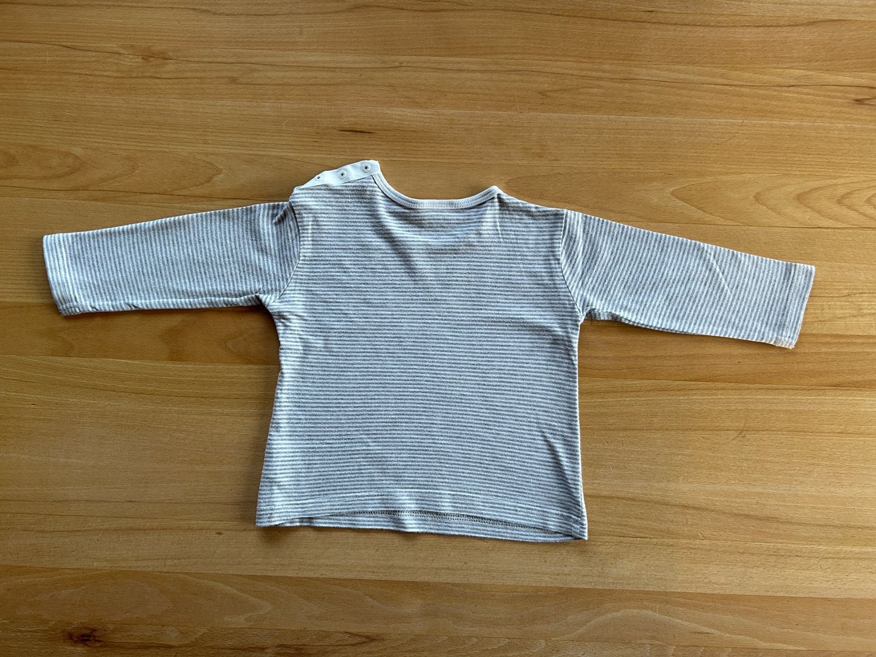 Camicie, Top & T-shirt: Beige/Hellgrau gestreiftes Langarmshirt Grösse 74/80 – Usato da Grosswangen venduto da che_gr 2