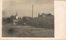 Ortsansicht mit Kirche (verm. St. Peter & Paul, Marly)