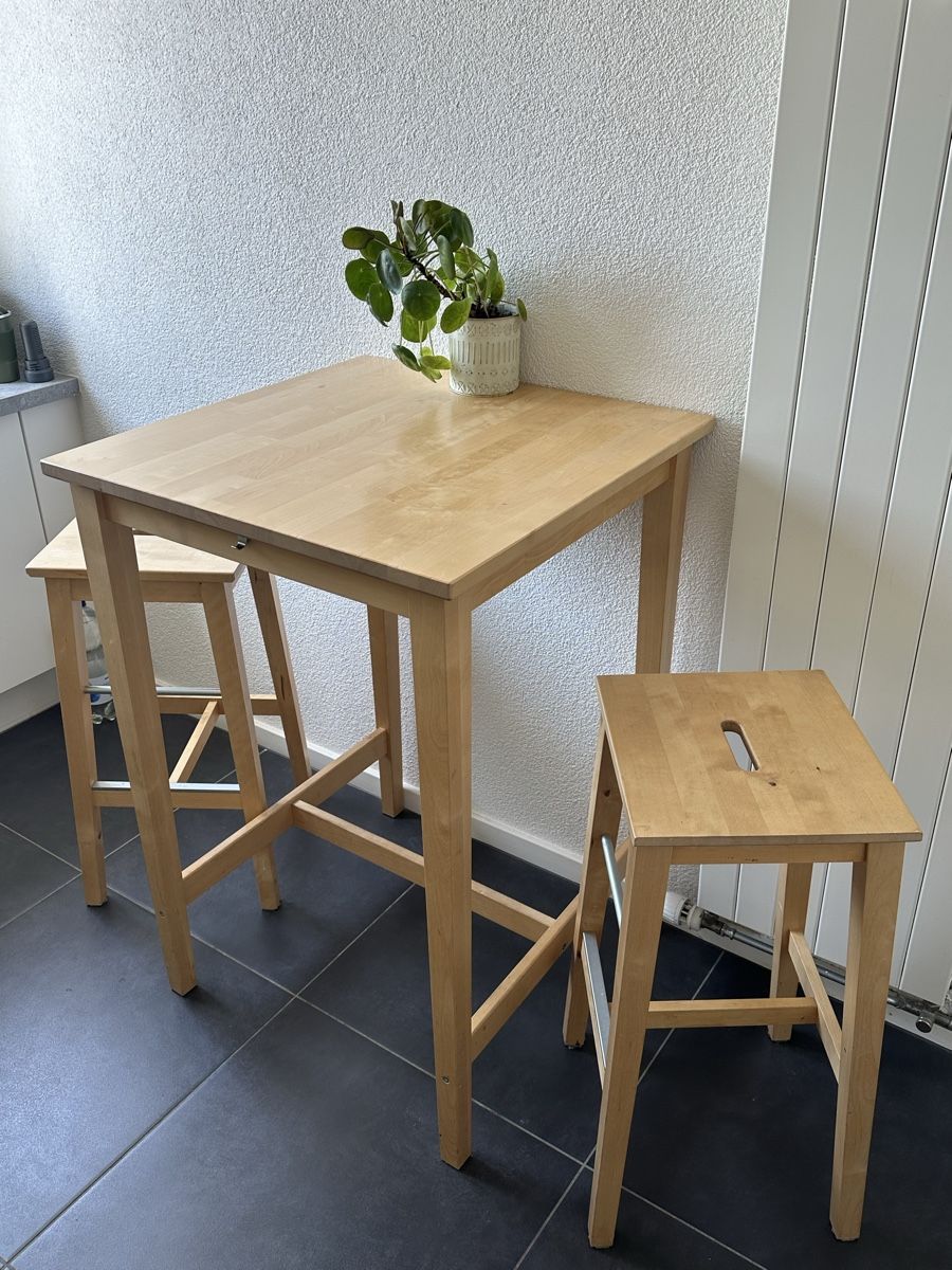 Ikea Tables: Bartisch und Hocker – D'occasion à Basel par lea_dj79 1