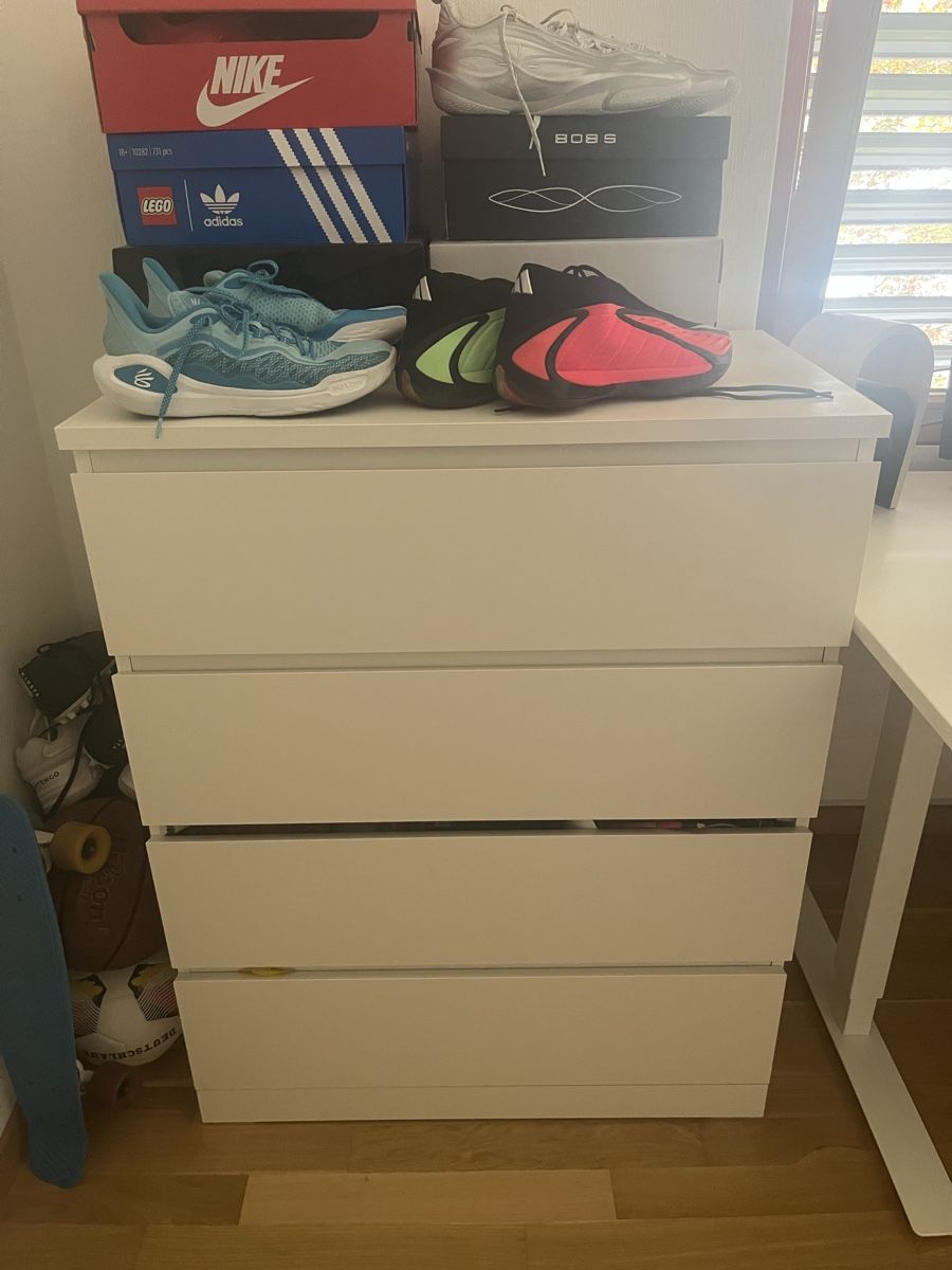 Tables de nuit: IKEA MALM Kommode mit 4 Schubladen, weiss – Défectueux à Wil SG par kle_5k82 3