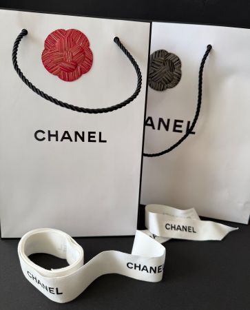 CHANEL - 2 Papiertaschen mit Kamelien und Geschenksband