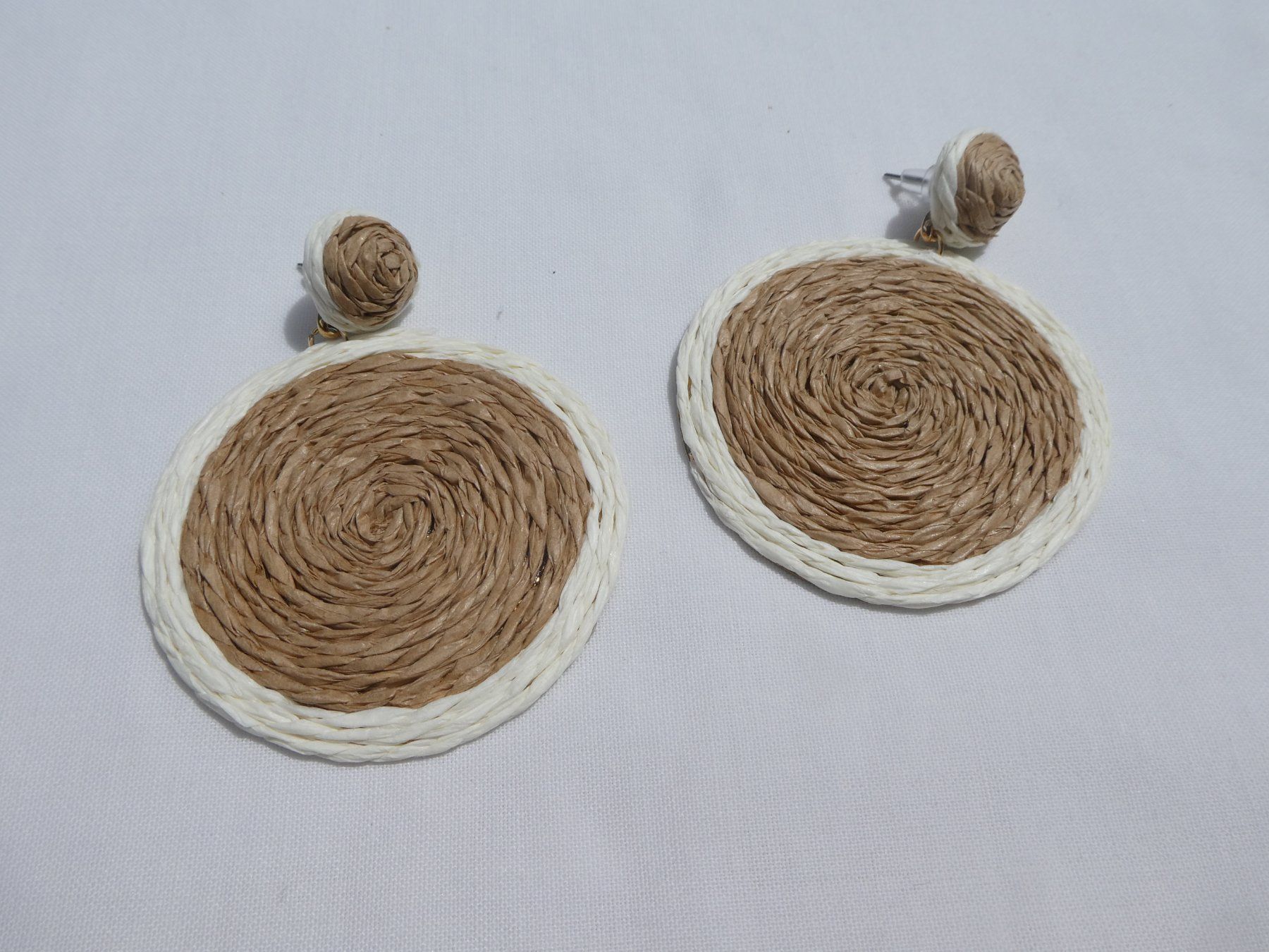 Orecchini pendenti & Orecchini a lobo: Grosse, leichte Rattan-Ohrstecker im Boho Style / NEU – Nuovo (secondo la descrizione) da Gattikon venduto da kaandooh