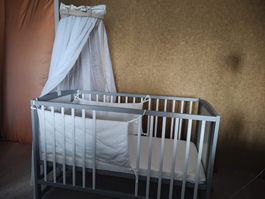 Babybett mit Matratze, Nestchen und Himmel – für 2 CHF!