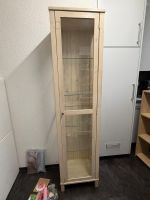 Vitrine aus hellem Holz mit Glasfront, 4 Glasböden